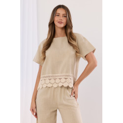 Bluzka z ozdobnym szerokim haftem u dołu