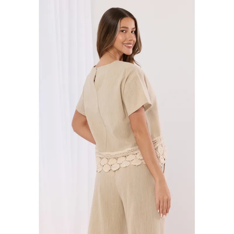 Bluzka z ozdobnym szerokim haftem u dołu