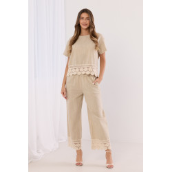 Bluzka z ozdobnym szerokim haftem u dołu