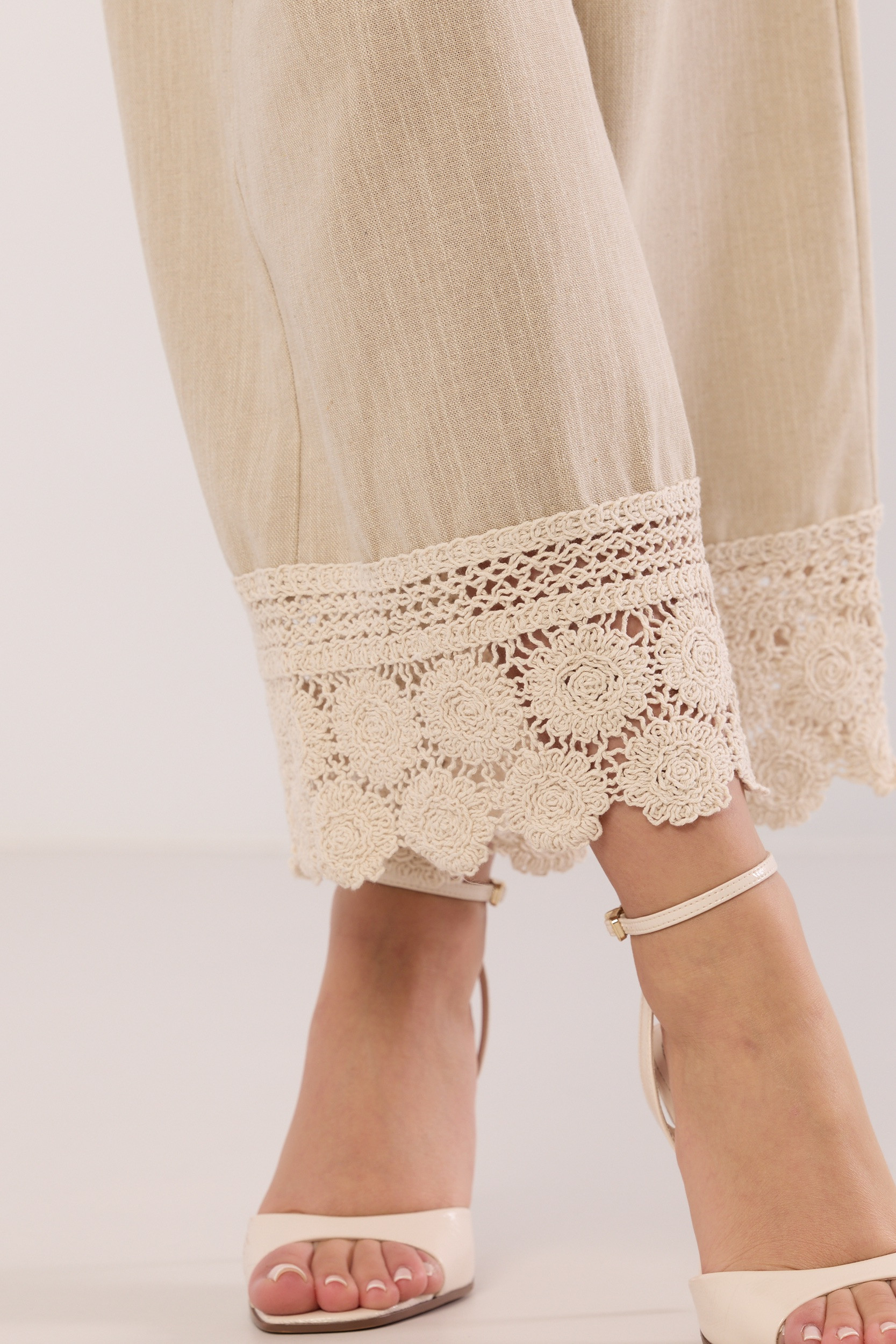 Szerokie spodnie z haftowanym dołem