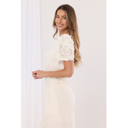 Bluzka z aplikacjami kwiatowymi na ramionach