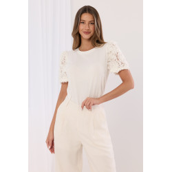 Bluzka z aplikacjami kwiatowymi na ramionach