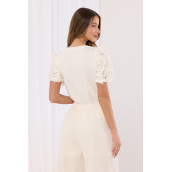 Bluzka z aplikacjami kwiatowymi na ramionach