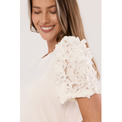 Bluzka z aplikacjami kwiatowymi na ramionach