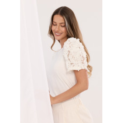 Bluzka z aplikacjami kwiatowymi na ramionach