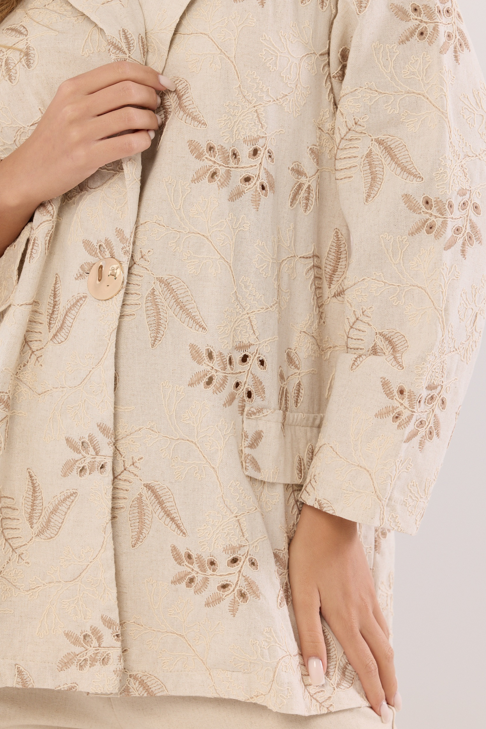 Marynarka z haftem ażurowym i złotym zapięciem