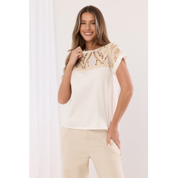 Bluzka z ozdobnym ażurowym dekoltem