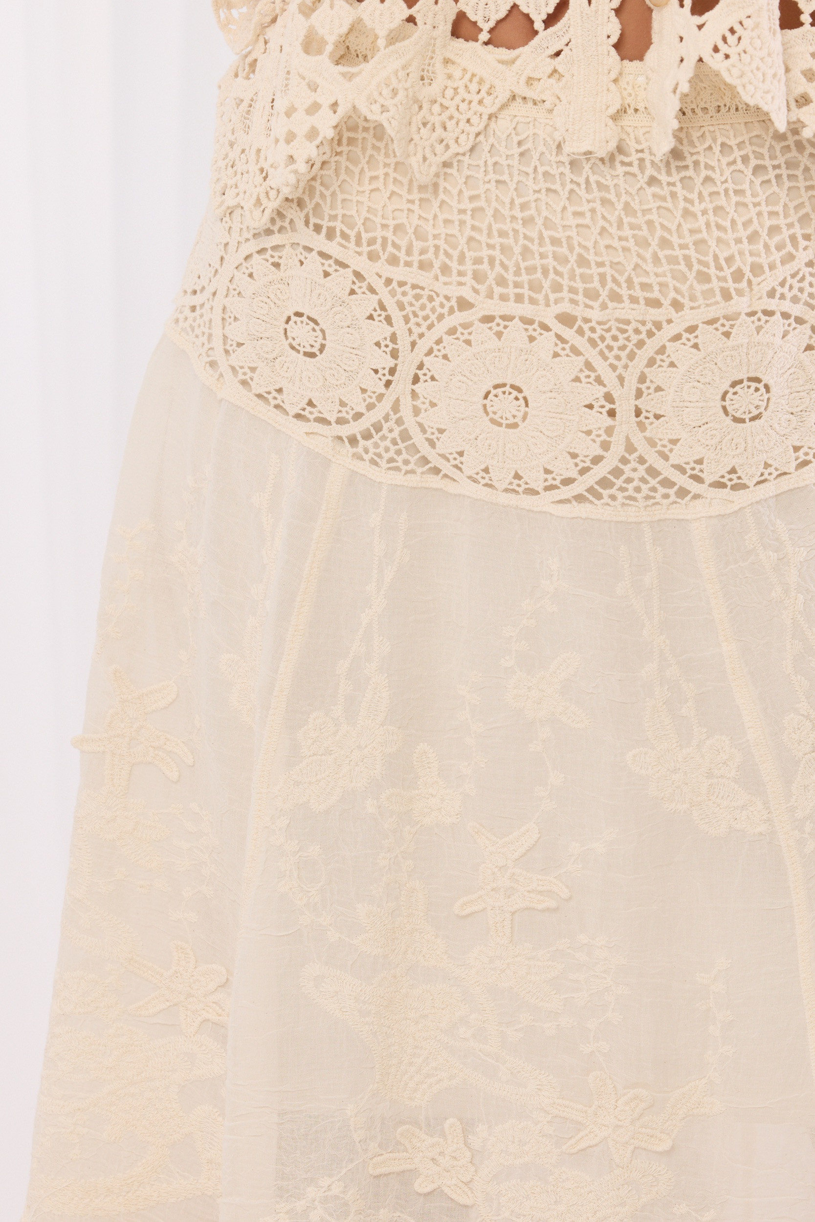 Spódnica maxi z ażurowym pasem i haftowanymi detalami