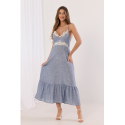 Letnia sukienka maxi z haftem i falbaną u dołu