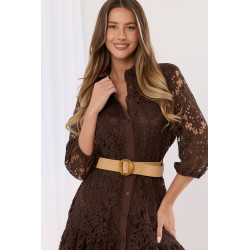 Ażurowa sukienka mini o kroju szmizjerki z paskiem