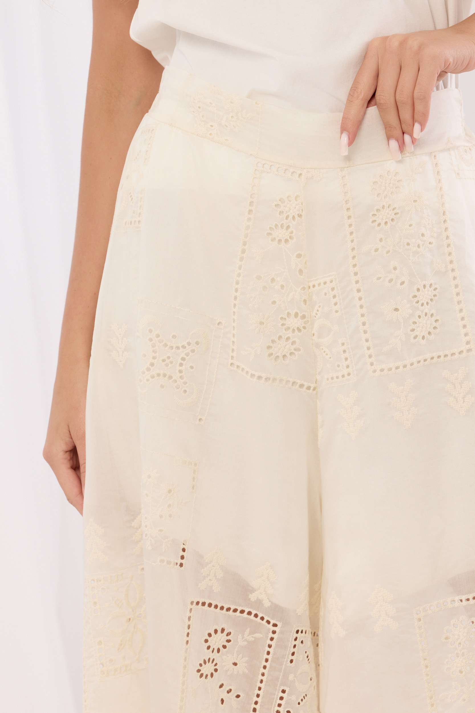 Spodnie palazzo z haftem i ażurowymi wstawkami