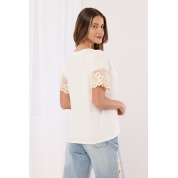 T-shirt z ozdobną koronką na rękawach