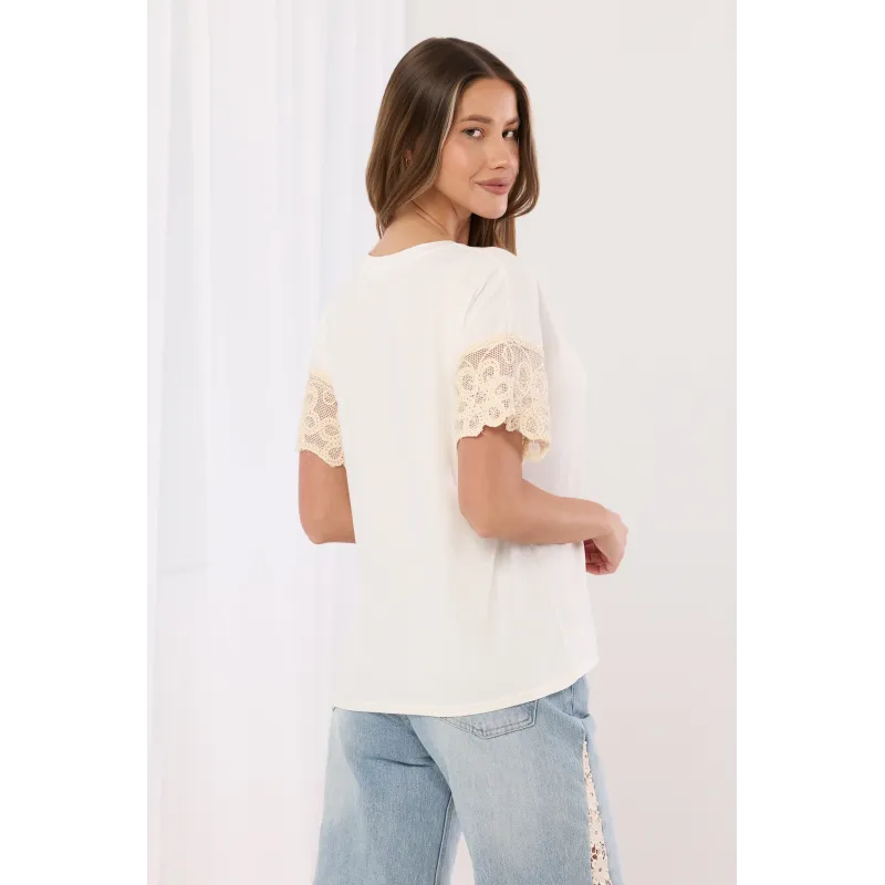 T-shirt z ozdobną koronką na rękawach