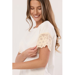 T-shirt z ozdobną koronką na rękawach