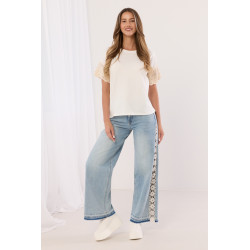 T-shirt z ozdobną koronką na rękawach