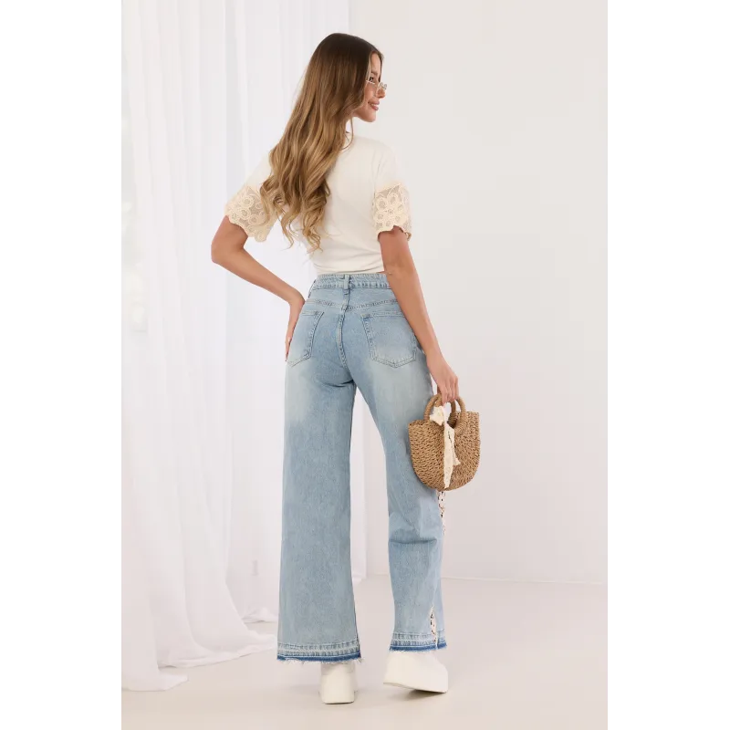 Jeansy wide leg z koronkowym lampasem