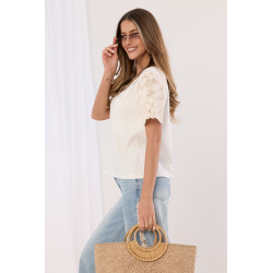 T-shirt z ozdobnymi ażurowymi rękawami