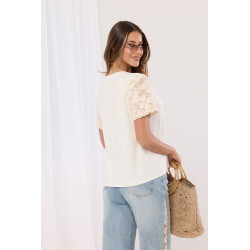 T-shirt z ozdobnymi ażurowymi rękawami