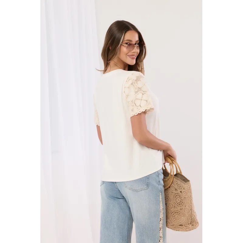 T-shirt z ozdobnymi ażurowymi rękawami