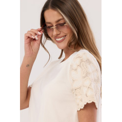 T-shirt z ozdobnymi ażurowymi rękawami