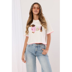 T-shirt z nadrukiem jamnika w ubranku i falowanym brzegiem