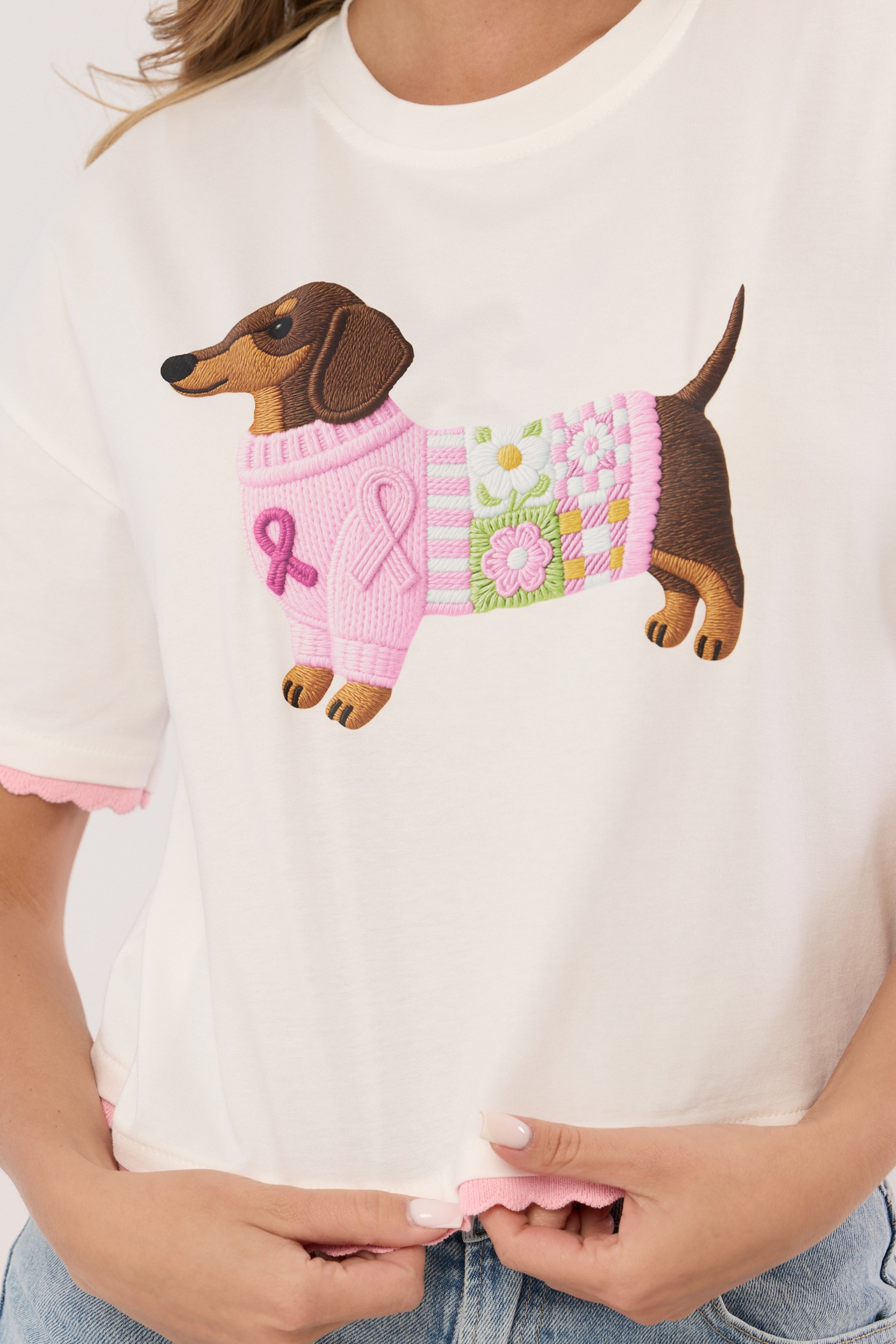 T-shirt z nadrukiem jamnika w ubranku i falowanym brzegiem