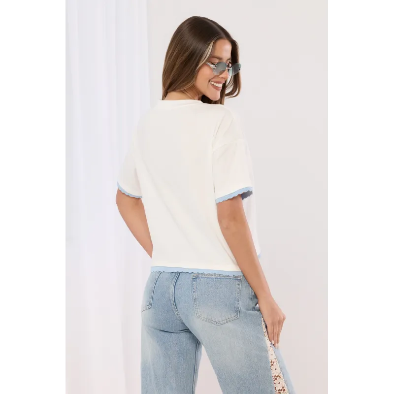 T-shirt z nadrukiem jamnika w ubranku i falowanym brzegiem