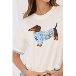 T-shirt z nadrukiem jamnika w ubranku i falowanym brzegiem