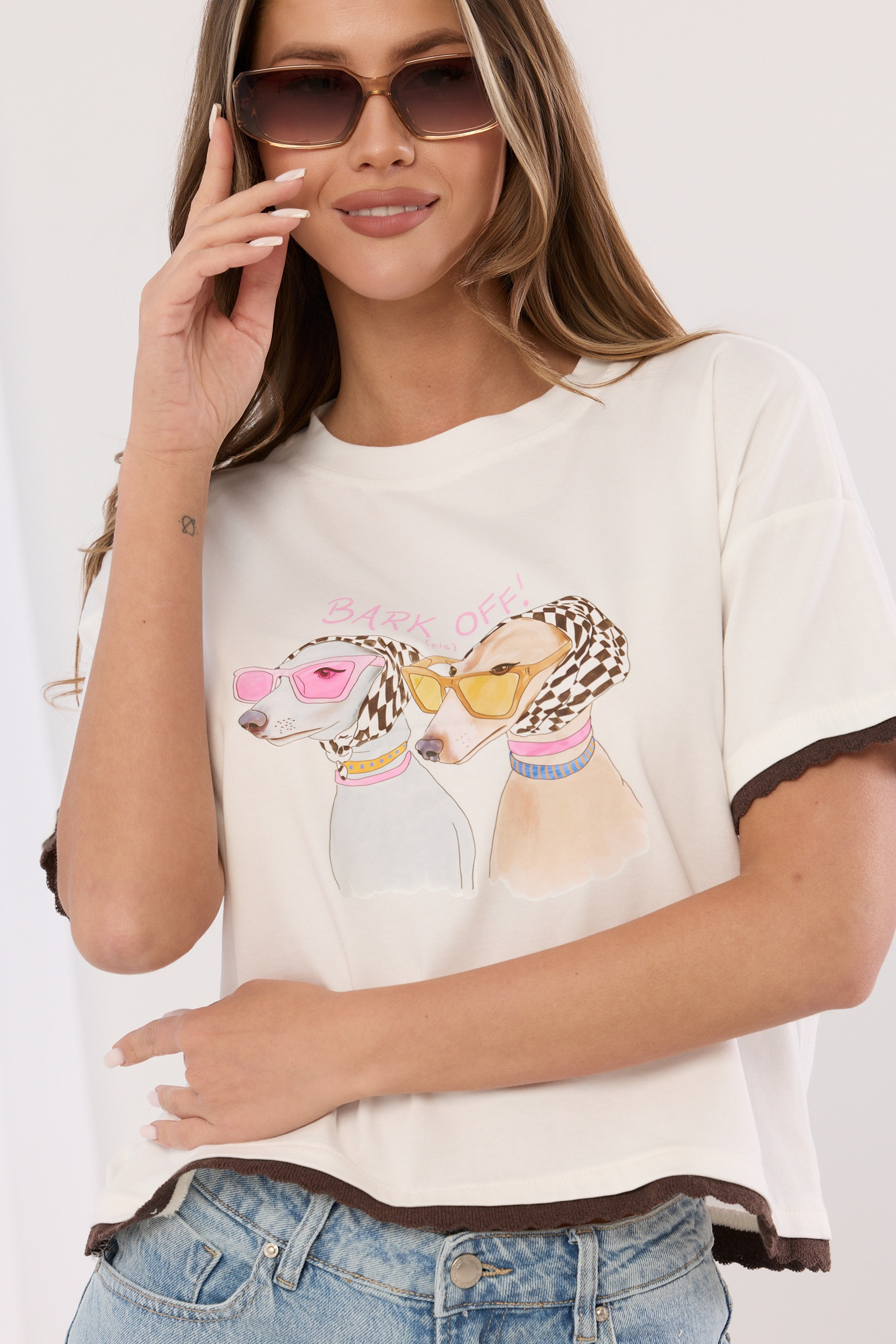 T-shirt z grafiką chartów i ozdobną lamówką