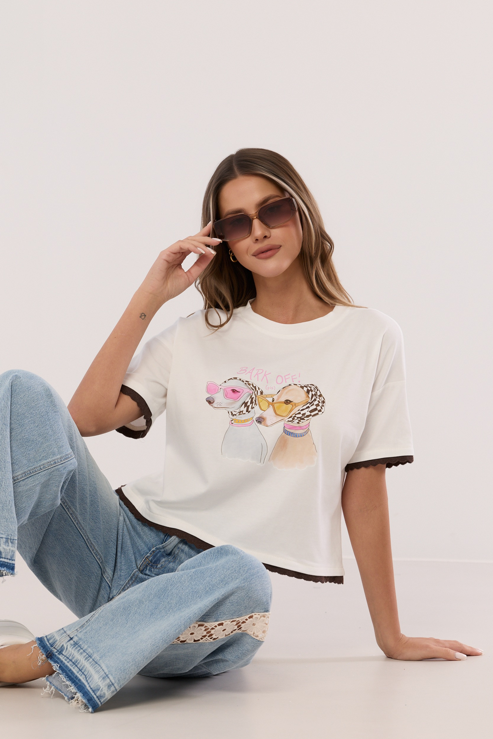 T-shirt z grafiką chartów i ozdobną lamówką