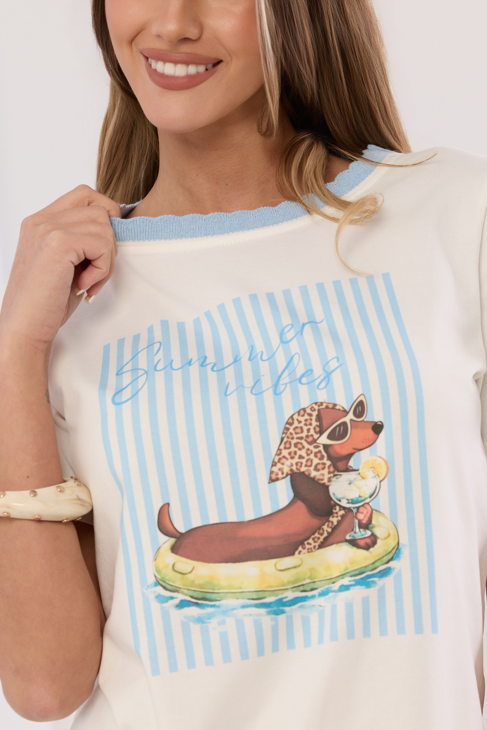 T-shirt z nadrukiem jamnika i ozdobną lamówką przy dekolcie