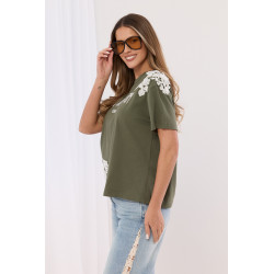 Bluzka z modnym nadrukiem i biżuteryjną koronką