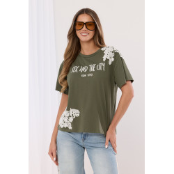 Bluzka z modnym nadrukiem i biżuteryjną koronką