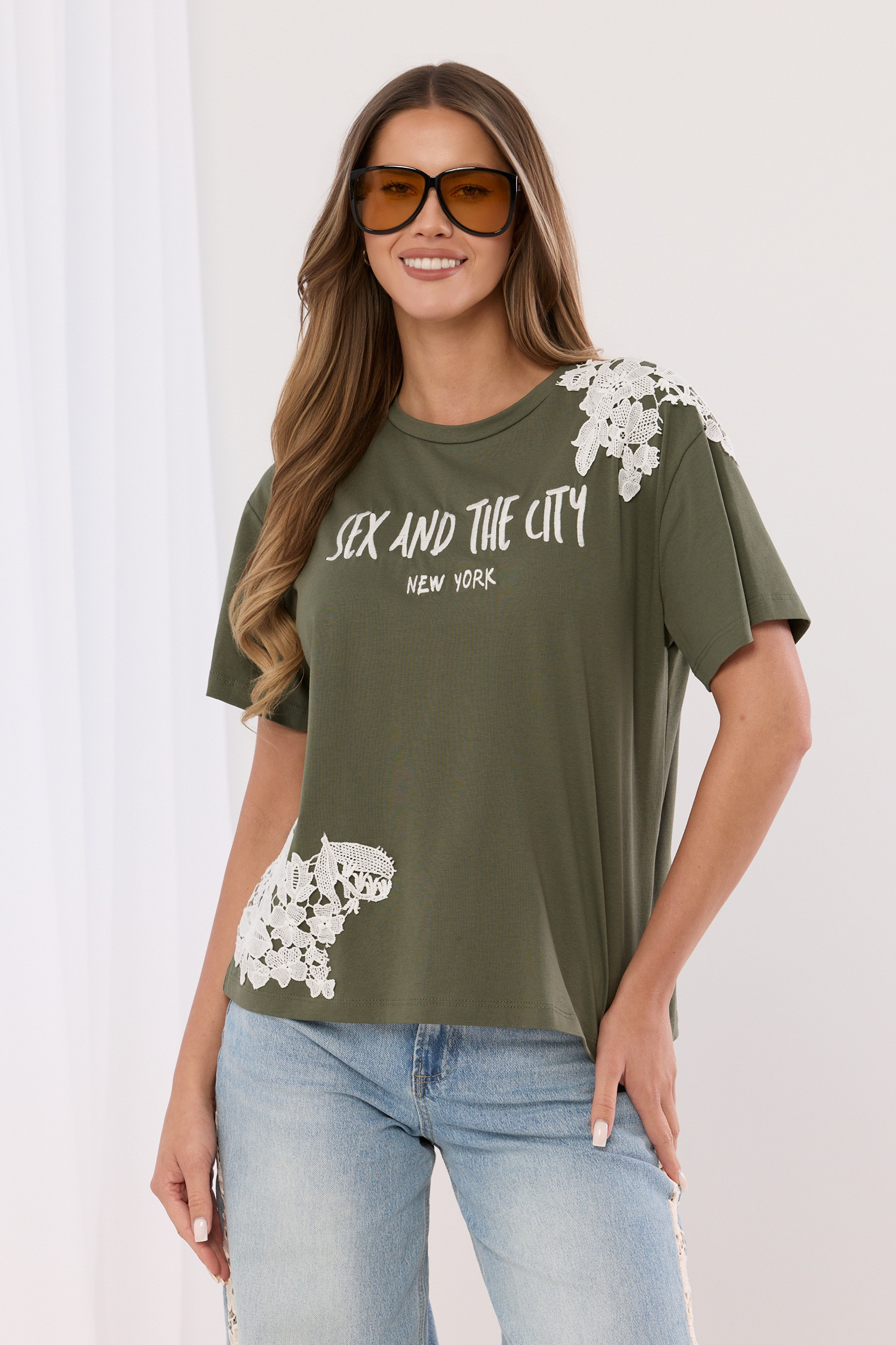 Bluzka z modnym nadrukiem i biżuteryjną koronką