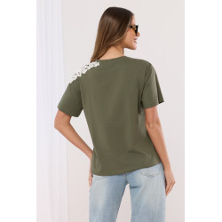 Bluzka z modnym nadrukiem i biżuteryjną koronką