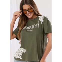 Bluzka z modnym nadrukiem i biżuteryjną koronką