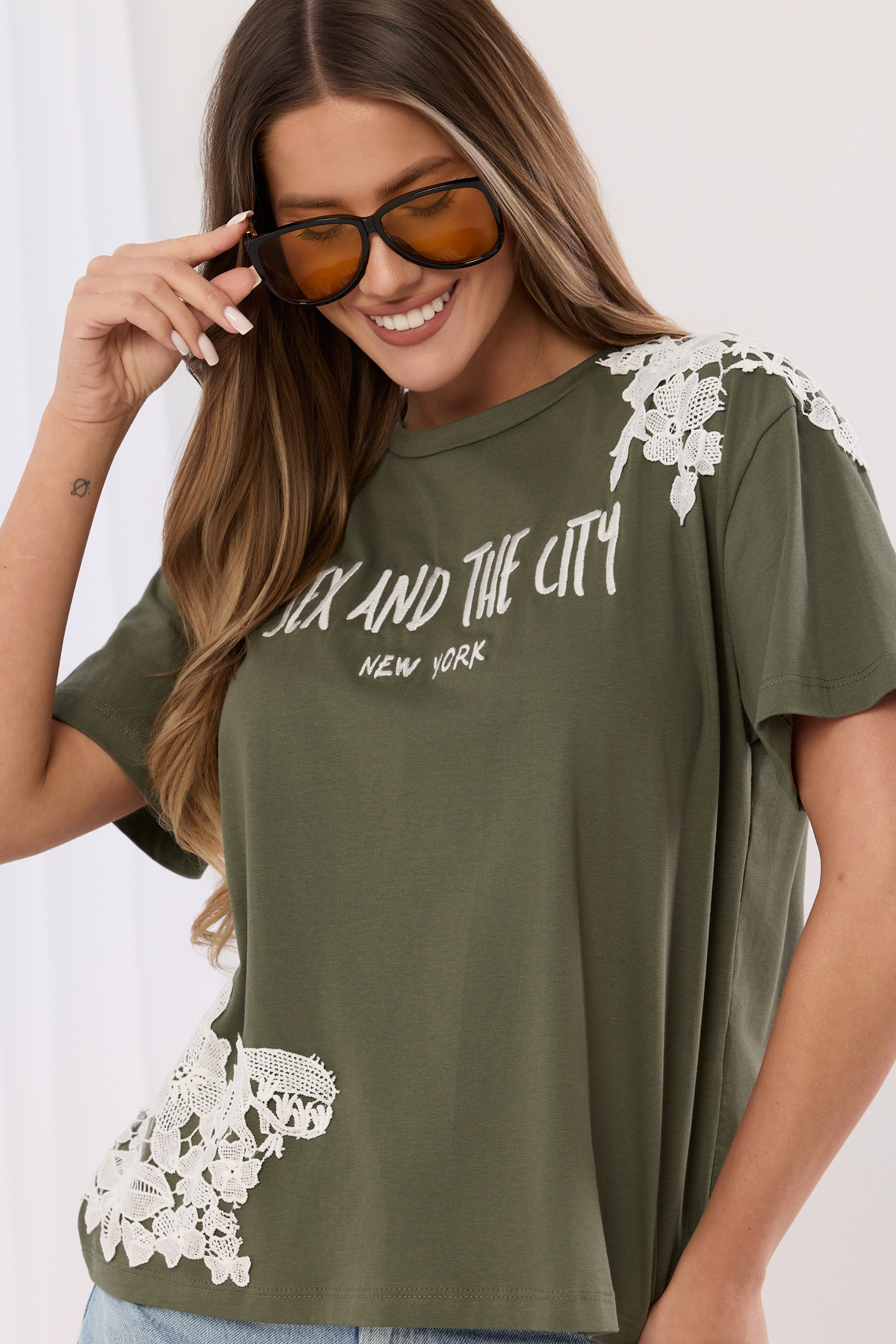 Bluzka z modnym nadrukiem i biżuteryjną koronką