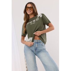 Bluzka z modnym nadrukiem i biżuteryjną koronką