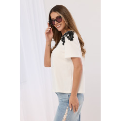 Bluzka z modnym nadrukiem i biżuteryjną koronką
