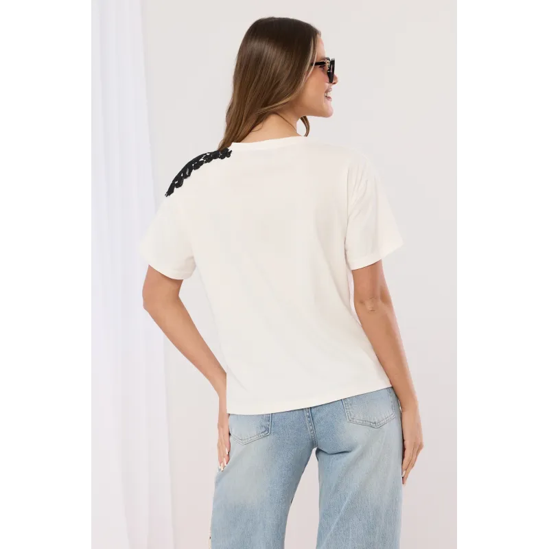 Bluzka z modnym nadrukiem i biżuteryjną koronką