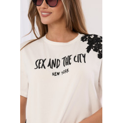 Bluzka z modnym nadrukiem i biżuteryjną koronką