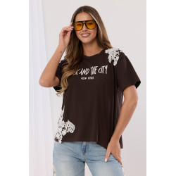 Bluzka z modnym nadrukiem i biżuteryjną koronką