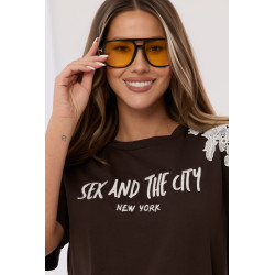 Bluzka z modnym nadrukiem i biżuteryjną koronką