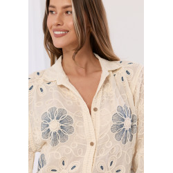 Ażurowa koszula z haftowanymi kwiatami