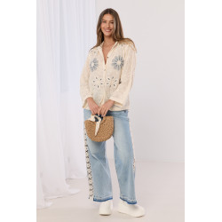 Ażurowa koszula z haftowanymi kwiatami