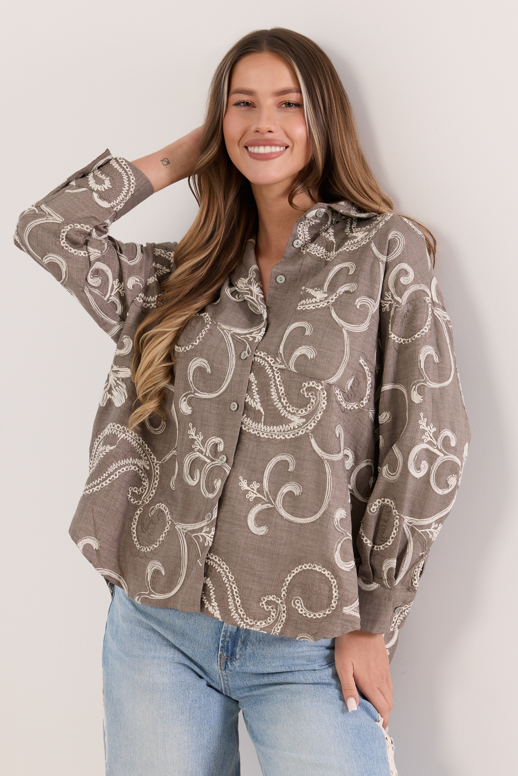 Lniana koszula oversize z haftowanym wzorem paisley