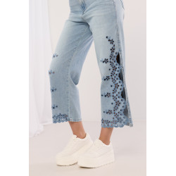 Jeansy z haftem ażurowym i rozcięciami na nogawkach