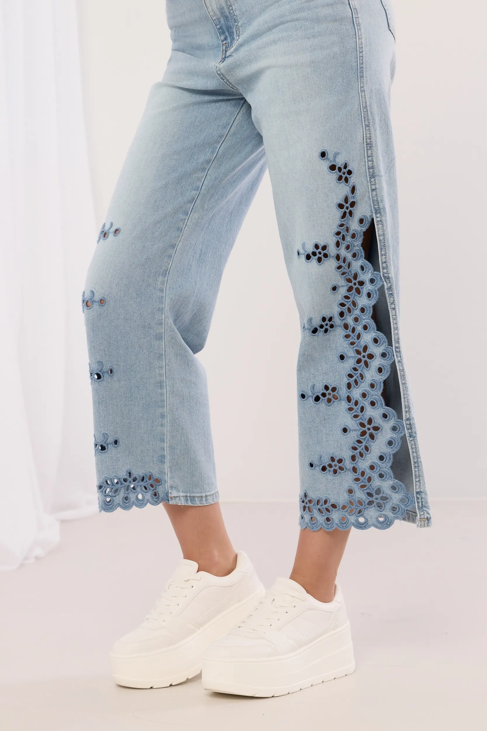 Jeansy z haftem ażurowym i rozcięciami na nogawkach