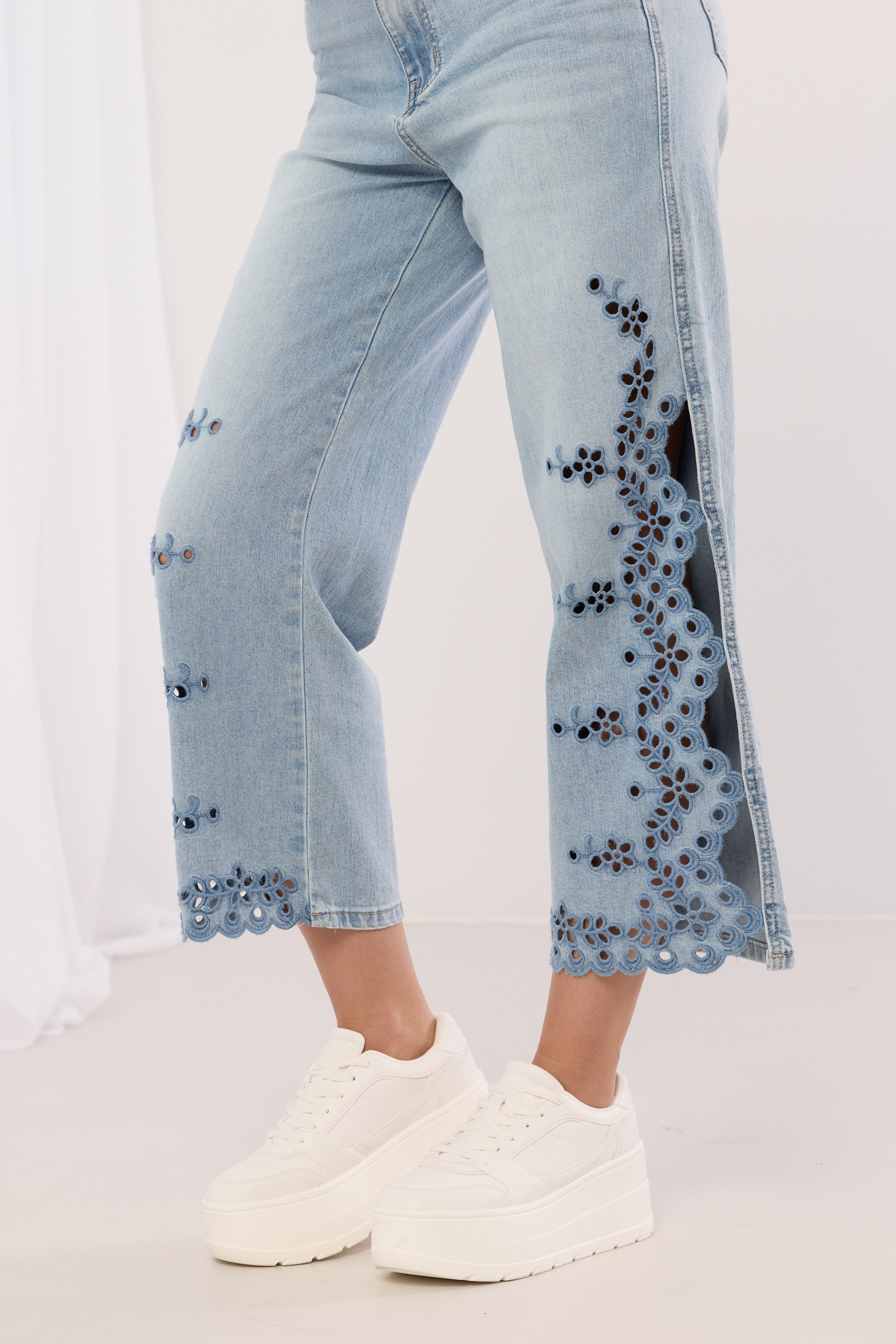 Jeansy z haftem ażurowym i rozcięciami na nogawkach