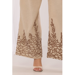 Spodnie z szeroką nogawką i kontrastowym haftem